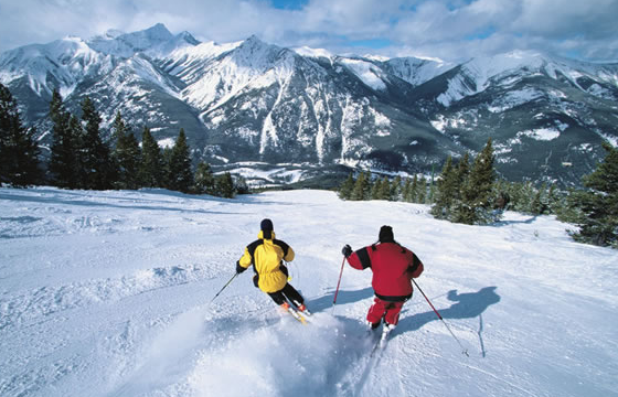 滑雪内八字还是外八字能停下来?滑雪刹车技巧哪个更安全