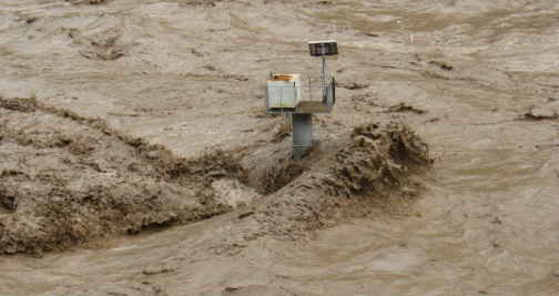 遇到洪水穿什么鞋？暴雨天如何安全出行