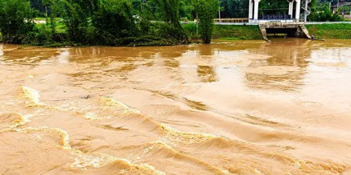 遇到洪水穿什么鞋?暴雨天如何安全出行