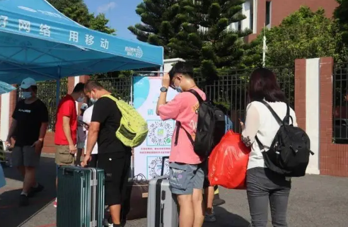 大学开学要带厚衣服吗2025?九月新生如何准备衣物