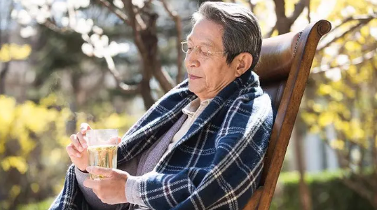 隔着衣服晒太阳有用吗？如何高效补钙