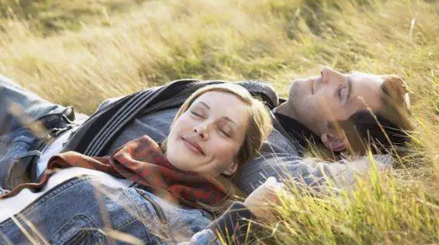 2025三伏天几点晒太阳最补阳气?哪个时段效果最佳