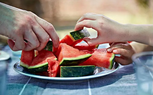 三伏天晒背后可以吃西瓜吗?晒背吃西瓜会伤身吗