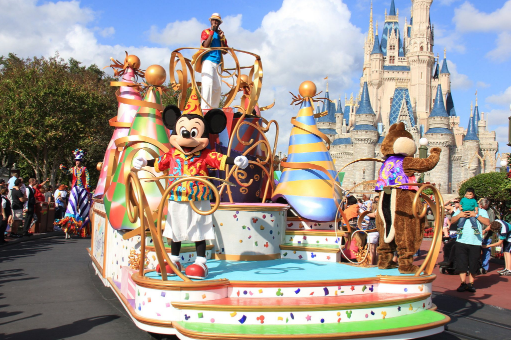 上海迪士尼一人排队全家玩?如何节省游玩时间