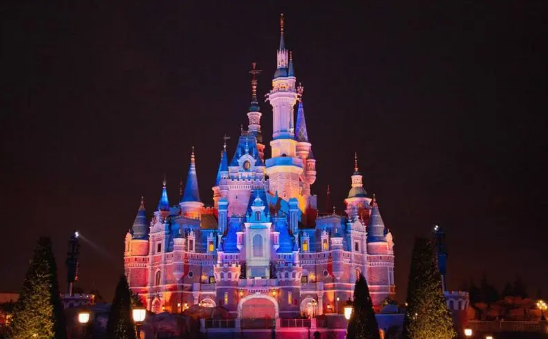 上海迪士尼一人排队全家玩?如何节省游玩时间