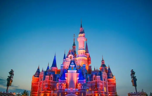 上海迪士尼未满3周岁凭什么入园?免票政策引热议