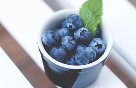 吃蓝莓牙齿染色洗不掉怎么办?牙齿美白小妙招有哪些