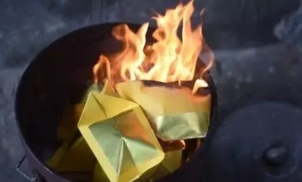 七月半烧纸何时好？十字路口最佳时间是几点