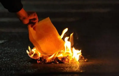 七月半烧纸何时好?十字路口最佳时间是几点