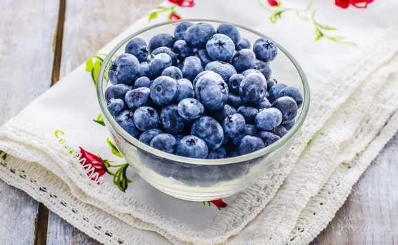 蓝莓放冰箱需要盖纸巾保存吗?如何保鲜更久