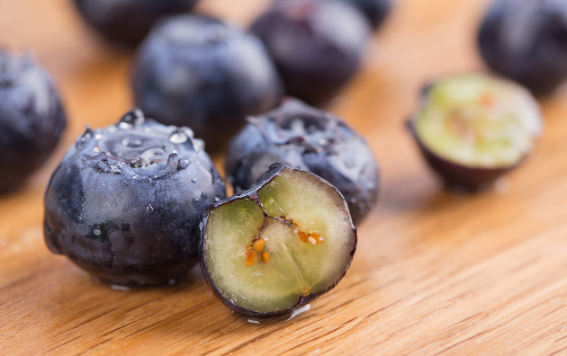 蓝莓直接吃和榨汁吃哪个吸收好?哪种吃法更营养