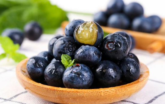 蓝莓直接吃还是榨汁对眼睛好?蓝莓怎么吃护眼效果最佳