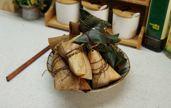 粽子煮熟捞出来为什么颜色不好看?如何保持鲜绿色?