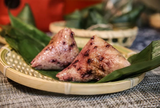 煮粽子要压盘子吗?如何防漏米粘锅