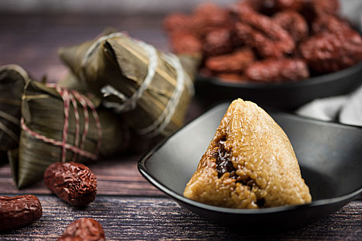 煮粽子要压盘子吗?如何防漏米粘锅