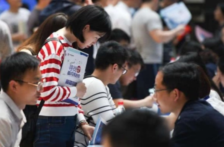 2025年就业难吗?6月求职遇冷?