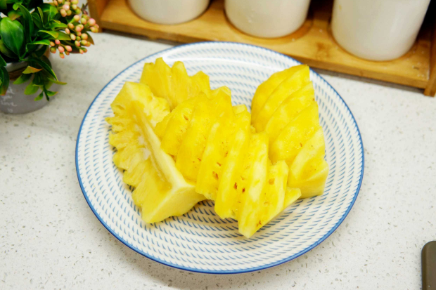 菠萝吃一半能用保鲜膜放冰箱吗?隔夜吃安全吗