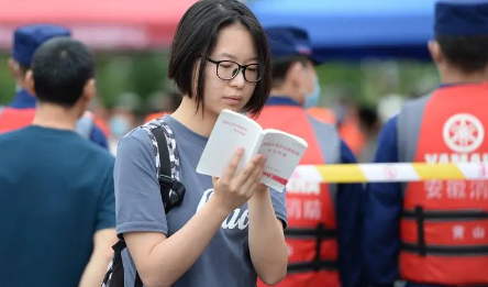 2025高考二本压线选本科还是专科?热门专业更吃香吗