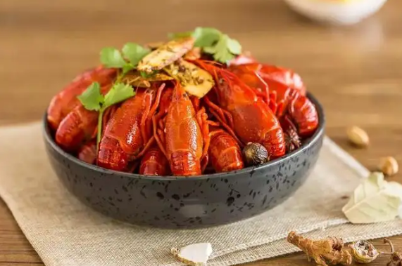 小龙虾肉弹是没熟吗?如何判断熟度与口感