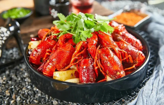 小龙虾吃着脆脆的是没熟透吗？如何判断熟度