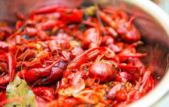 小龙虾吃着脆脆的是没熟透吗?如何判断熟度