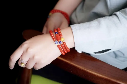 手串天天盘玩好还是放置好?盘玩多久变色