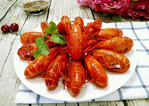 清蒸小龙虾水开蒸吗？冷水蒸更鲜嫩吗