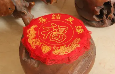 新娘坐福垫男方家准备吗?婚俗用品谁买引热议