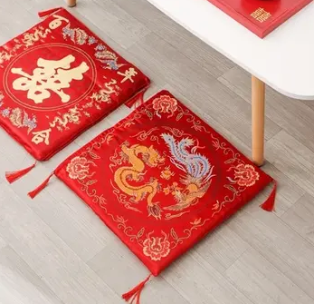 新娘坐福垫男方家准备吗?婚俗用品谁买引热议