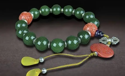 女士手链戴双还是单？如何搭配更显气质