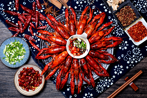 炒小龙虾先用油炸吗？油炸更香吗