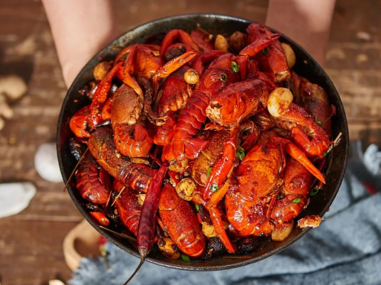 小龙虾青虾贵还是红虾贵?哪种虾更受欢迎