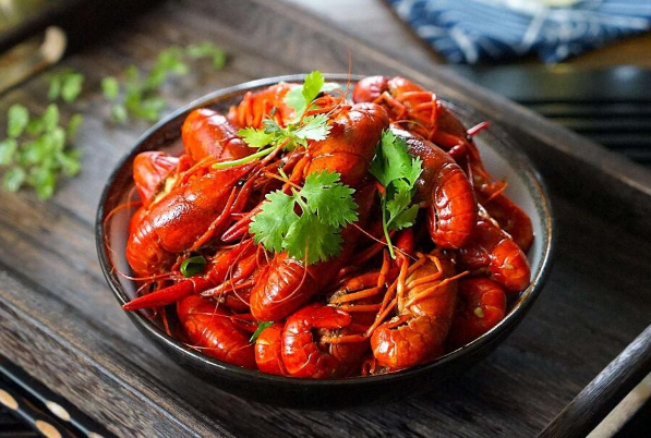 小龙虾焯水几分钟合适？如何焯水更鲜嫩