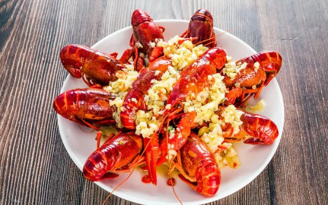 小龙虾炒前要焯水吗？如何做更入味