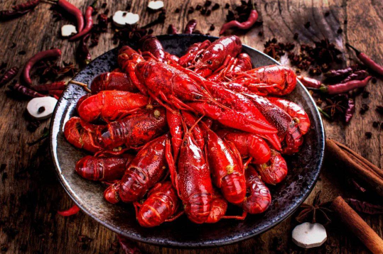 小龙虾一个人吃几斤合适？吃多了会痛风吗