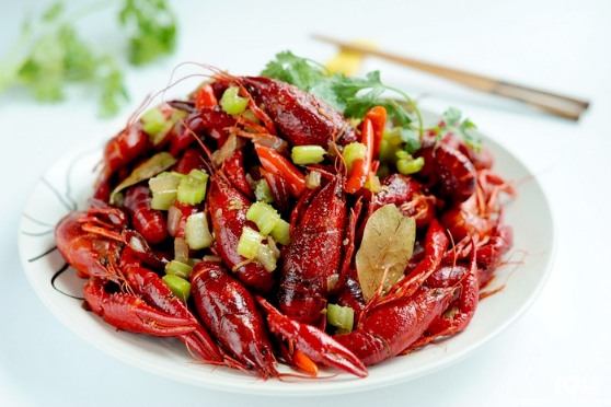 小龙虾不焯水能直接炒吗?不焯水更鲜嫩吗