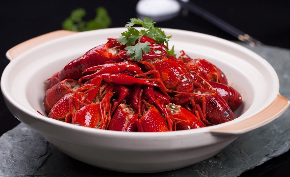 做小龙虾水煮好还是油炸好?哪种更受欢迎