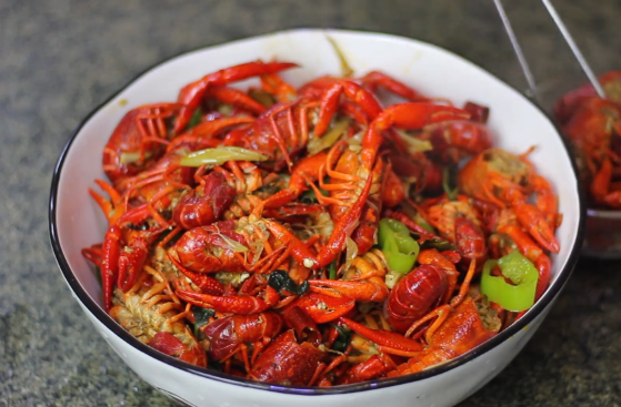 炸完小龙虾的油可以重复使用吗？如何安全处理