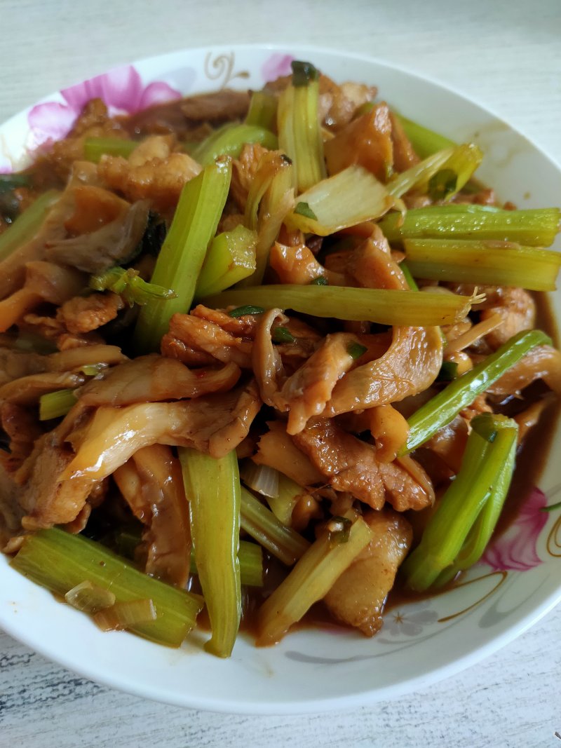 西芹炒蘑菇的10种家常做法，简单易学-图1