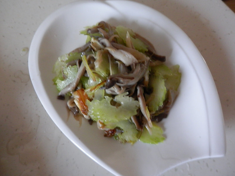 西芹炒蘑菇的10种家常做法，简单易学-图2