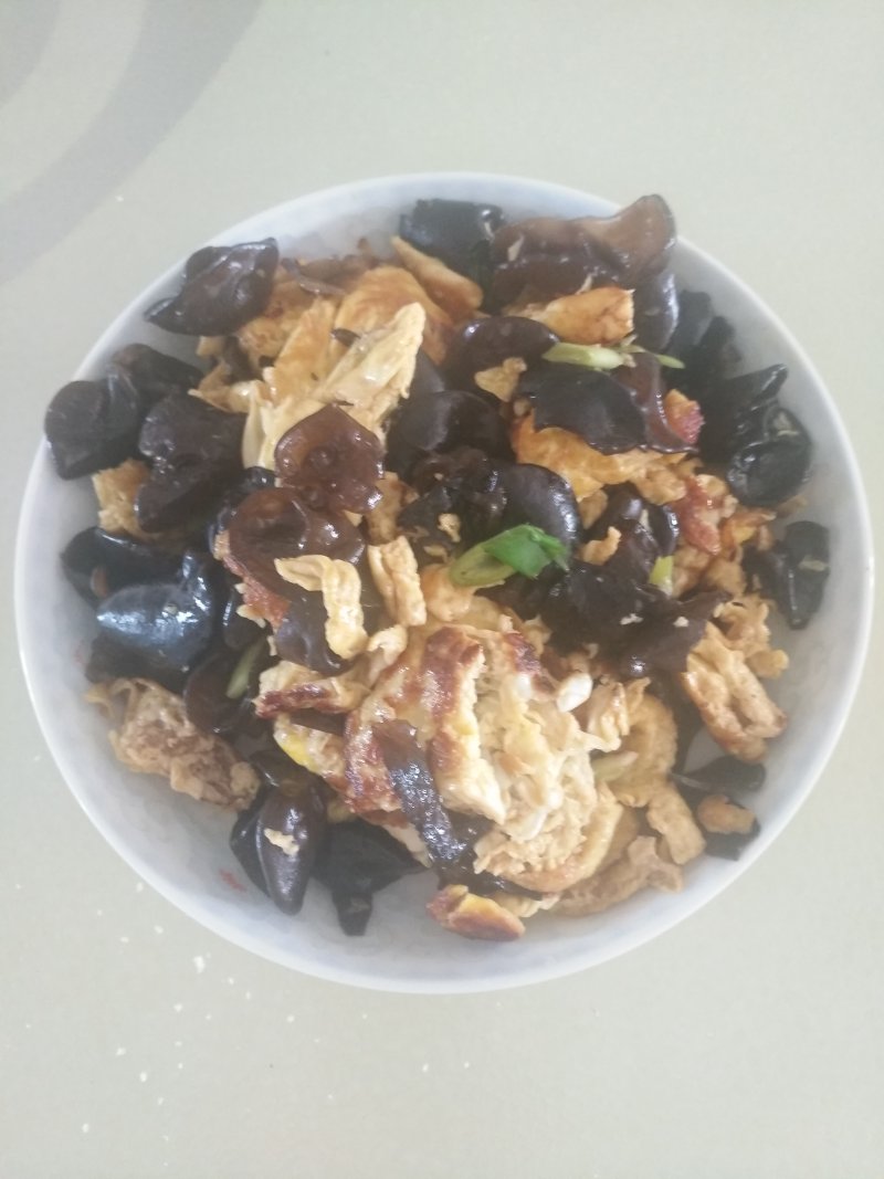 鸡蛋炒木耳家常做法，简单几步做出美味-图1
