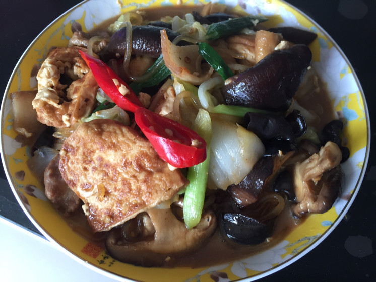 白菜烩松肉家常做法，鲜香软嫩一锅出-图1