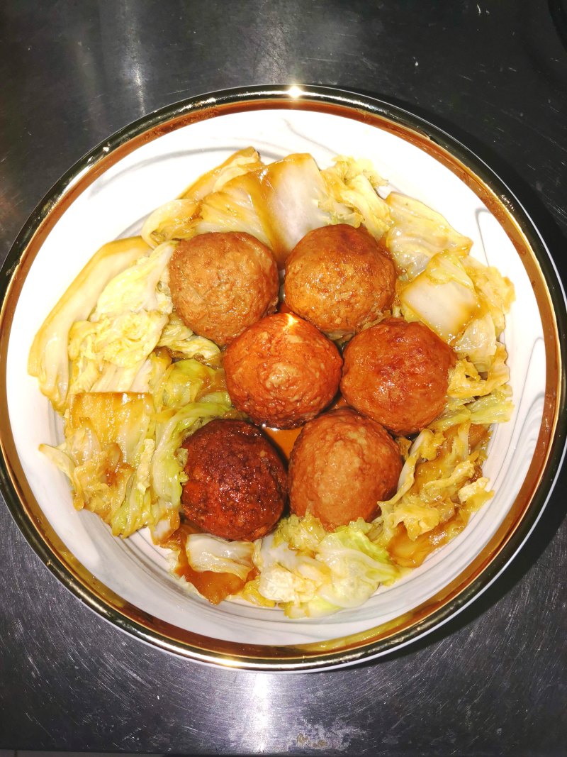 白菜烩松肉家常做法，鲜香软嫩一锅出-图2