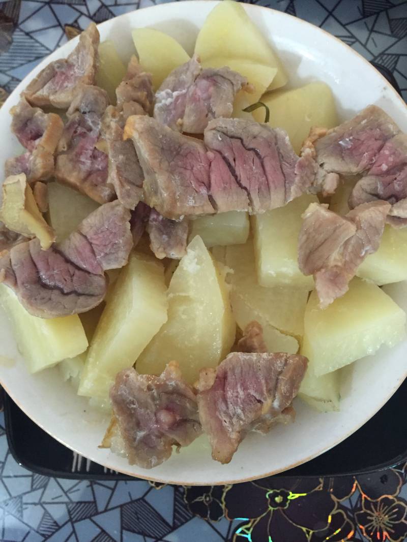 咸鹅烧土豆：家常做法与配料全解析-图1