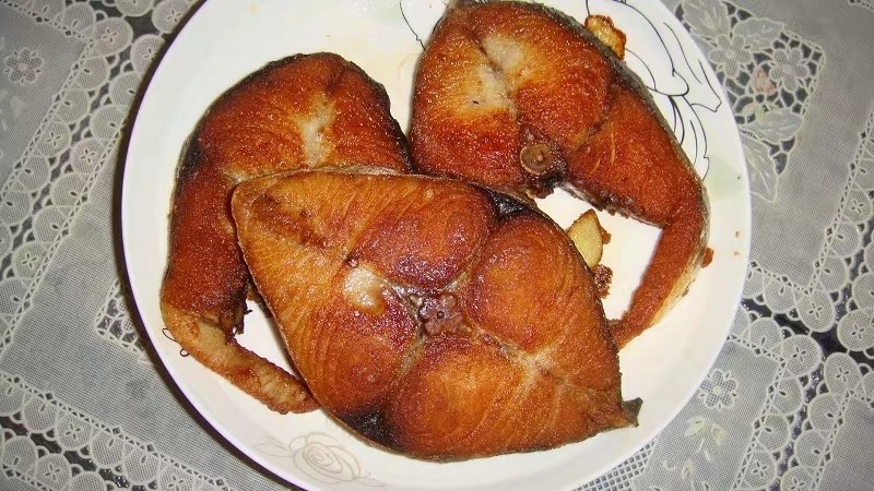 香煎马哈鱼：鲜嫩多汁的家常做法与配料秘诀-图1