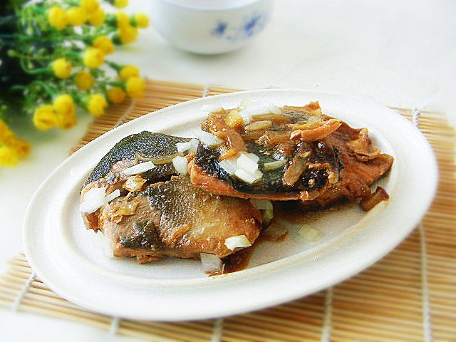 香煎马哈鱼：鲜嫩多汁的家常做法与配料秘诀-图2