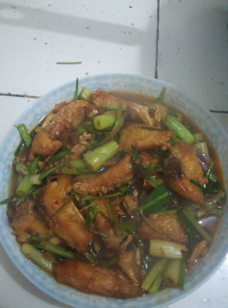 芹菜炒目鱼10种正宗做法，鲜香脆嫩一学就会-图1