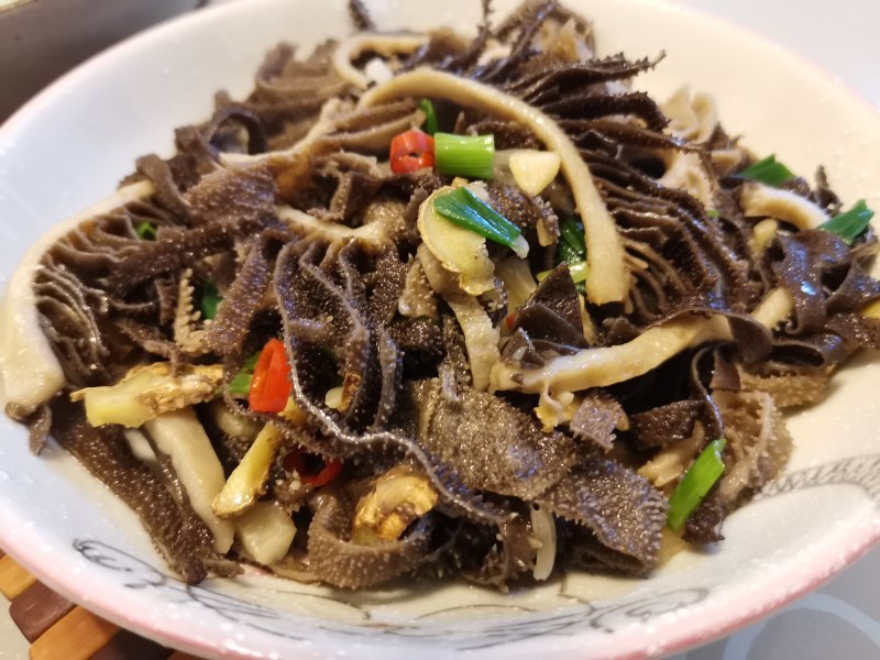 大蒜炒百叶：家常美味配料全解析-图5