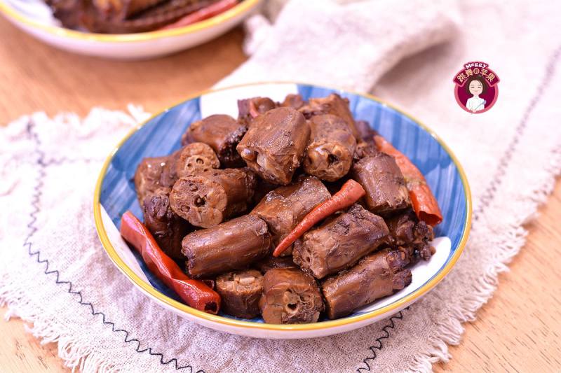 酱鸭脖卷菜做法大公开：香辣入味，一学就会！-图1