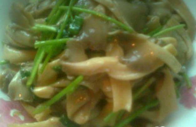 清炒松蘑十种家常美味做法,轻松学做鲜香佳肴-图2 清炒松蘑十种家常美味做法,轻松学做鲜香佳肴-图2